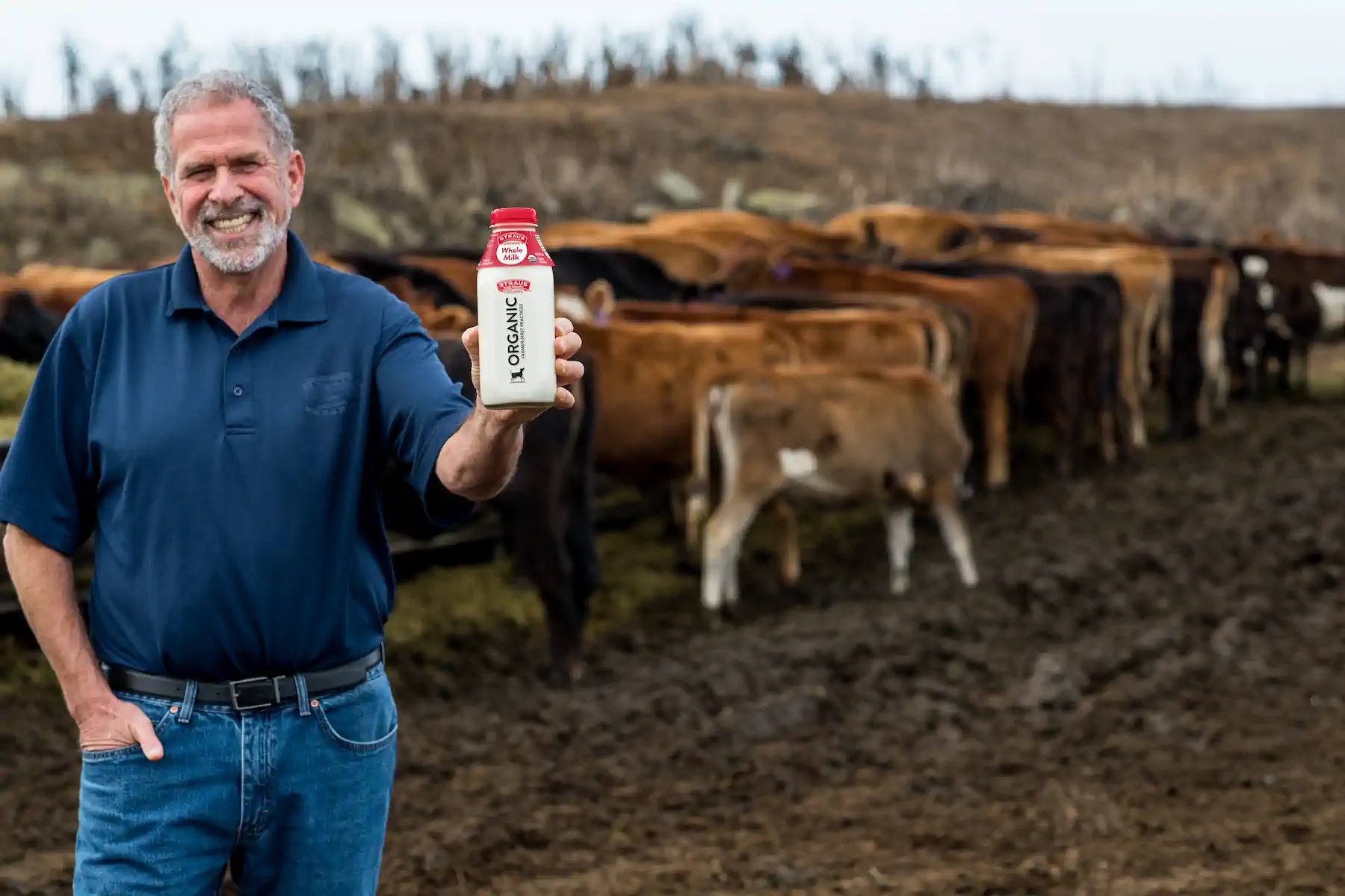 17 10 20 straus farm albert holding qt milk 963 2 rt